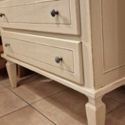 Cassettiera settimanale in legno di tiglio laccata anticata a mano. Arredamento classico contemporaneo Siena e Firenze (9)