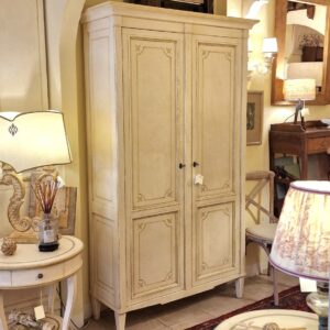 Armadio Stipo in legno di ciliegio laccato anticato e decorato a mano con gigli. Arredamento classico contemporaneo Siena e Firenze.
