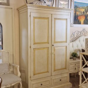 Armadio dritto due ante e due cassetti laccato a mano. Arredamento classico contemporaneo Siena e Firenze.