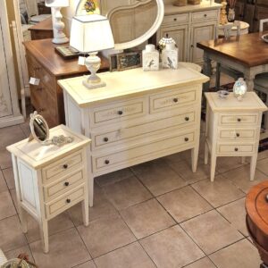Cassettone in legno di tiglio quattro cassetti 2+2 laccato a mano e comodini in tiglio laccati a mano.Arredamento classico contemporaneo Siena e Firenze.