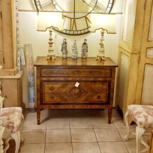 Comò in legno di noce Luigi XVI fine '800 tipo Maggiolini intarsiato. Mobili antichi Siena e Firenze.