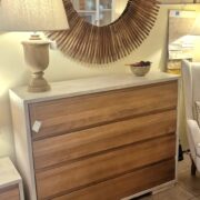 Comò cassettone 4 cassetti con chiusura ammortizzata in legno di tiglio massello spazzolato bicolore. Arredamento classico contemporaneo Siena e Firenze. (2)