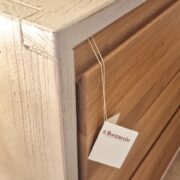 Comò cassettone 4 cassetti con chiusura ammortizzata in legno di tiglio massello spazzolato bicolore. Arredamento classico contemporaneo Siena e Firenze. (3)