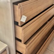 Comò cassettone 4 cassetti con chiusura ammortizzata in legno di tiglio massello spazzolato bicolore. Arredamento classico contemporaneo Siena e Firenze. (4)
