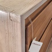 Comò cassettone 4 cassetti con chiusura ammortizzata in legno di tiglio massello spazzolato bicolore. Arredamento classico contemporaneo Siena e Firenze. (6)