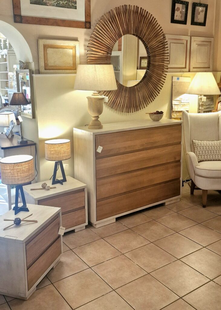 Comò cassettone 4 cassetti con chiusura ammortizzata in legno di tiglio massello spazzolato bicolore. Arredamento classico contemporaneo Siena e Firenze.