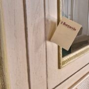 Credenza con alzata a vetrina bicolore laccata a mano con filettatura verde salvia chiara. Arredamento classico contemporaneo Siena e Firenze (2)