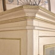 Credenza con alzata a vetrina bicolore laccata a mano con filettatura verde salvia chiara. Arredamento classico contemporaneo Siena e Firenze (3)