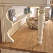 Credenza con alzata a vetrina bicolore laccata a mano con filettatura verde salvia chiara. Arredamento classico contemporaneo Siena e Firenze (4)