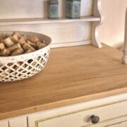 Credenza con alzata a vetrina bicolore laccata a mano con filettatura verde salvia chiara. Arredamento classico contemporaneo Siena e Firenze (5)