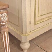 Credenza con alzata a vetrina bicolore laccata a mano con filettatura verde salvia chiara. Arredamento classico contemporaneo Siena e Firenze (6)