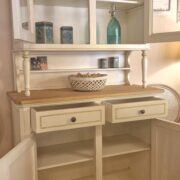 Credenza con alzata a vetrina bicolore laccata a mano con filettatura verde salvia chiara. Arredamento classico contemporaneo Siena e Firenze (7)