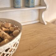 Credenza con alzata a vetrina bicolore laccata a mano con filettatura verde salvia chiara. Arredamento classico contemporaneo Siena e Firenze (8)