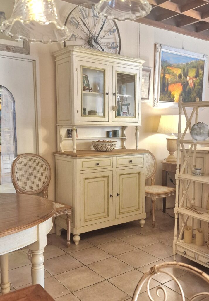 Credenza con alzata a vetrina bicolore laccata a mano con filettatura verde salvia chiara. Arredamento classico contemporaneo Siena e Firenze.