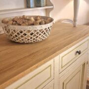 Credenza con alzata a vetrina bicolore laccata a mano con filettatura verde salvia chiara. Arredamento classico contemporaneo Siena e Firenze. (9)