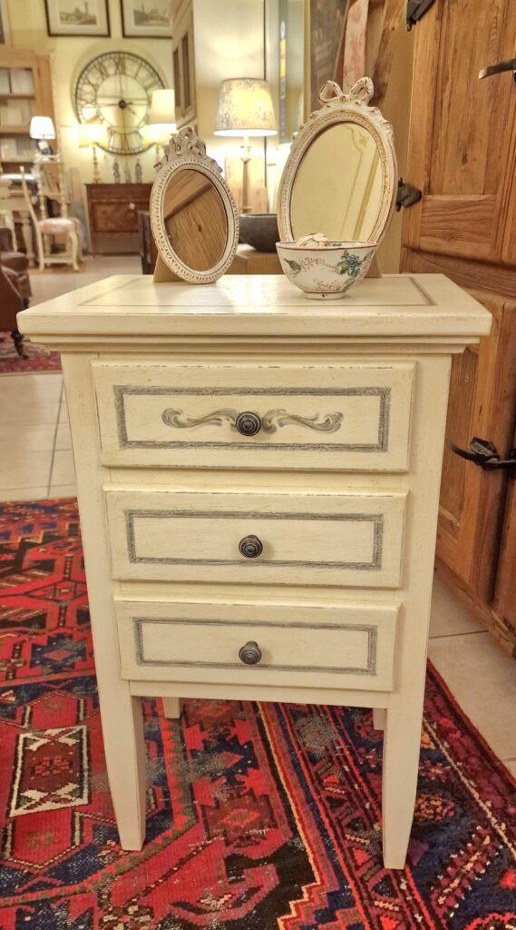 Tavolino comodino laccato a mano in legno di tiglio con filetti carta zucchero. Arredamento classico contemporaneo Siena e Firenze .