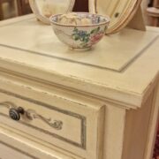 Tavolino comodino laccato a mano in legno di tiglio con filetti carta zucchero. Arredamento classico contemporaneo Siena e Firenze (2)
