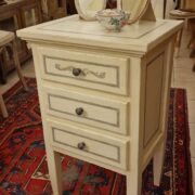 Tavolino comodino laccato a mano in legno di tiglio con filetti carta zucchero. Arredamento classico contemporaneo Siena e Firenze (7)