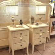 Coppia di comodini in legno di tiglio massello a tre cassetti laccati anticati a mano. Arredamento classico contemporaneo Siena e Firenze (7)