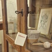 Vetrina antica in legno di olmo primi '900 in finitura decapè. Mobili antichi Siena e Firenze (5)