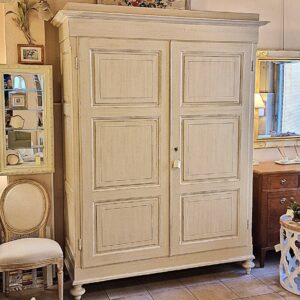 Armadio Toscano antico metà '800 in legno di abete con triple bugne diamantate. Mobili antichi Siena e Firenze.