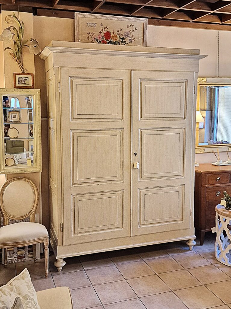 Armadio Toscano antico metà '800 in legno di abete con triple bugne diamantate. Mobili antichi Siena e Firenze.