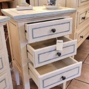 Comò e comodini in legno di tiglio Luigi XVI laccati a mano. Arredamento classico contemporaneo Siena e Firenze (10)