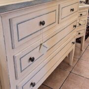 Comò e comodini in legno di tiglio Luigi XVI laccati a mano. Arredamento classico contemporaneo Siena e Firenze (3)