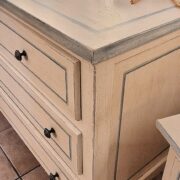 Comò e comodini in legno di tiglio Luigi XVI laccati a mano. Arredamento classico contemporaneo Siena e Firenze (4)