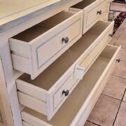 Comò e comodini in legno di tiglio Luigi XVI laccati a mano. Arredamento classico contemporaneo Siena e Firenze (6)