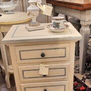 Comò e comodini in legno di tiglio Luigi XVI laccati a mano. Arredamento classico contemporaneo Siena e Firenze (7)