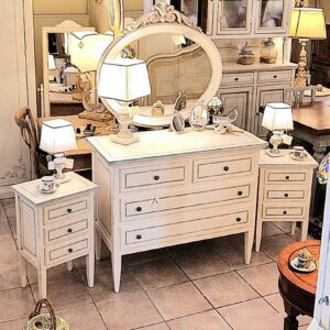 Comò e comodini in legno di tiglio Luigi XVI laccati a mano. Arredamento classico contemporaneo Siena e Firenze.