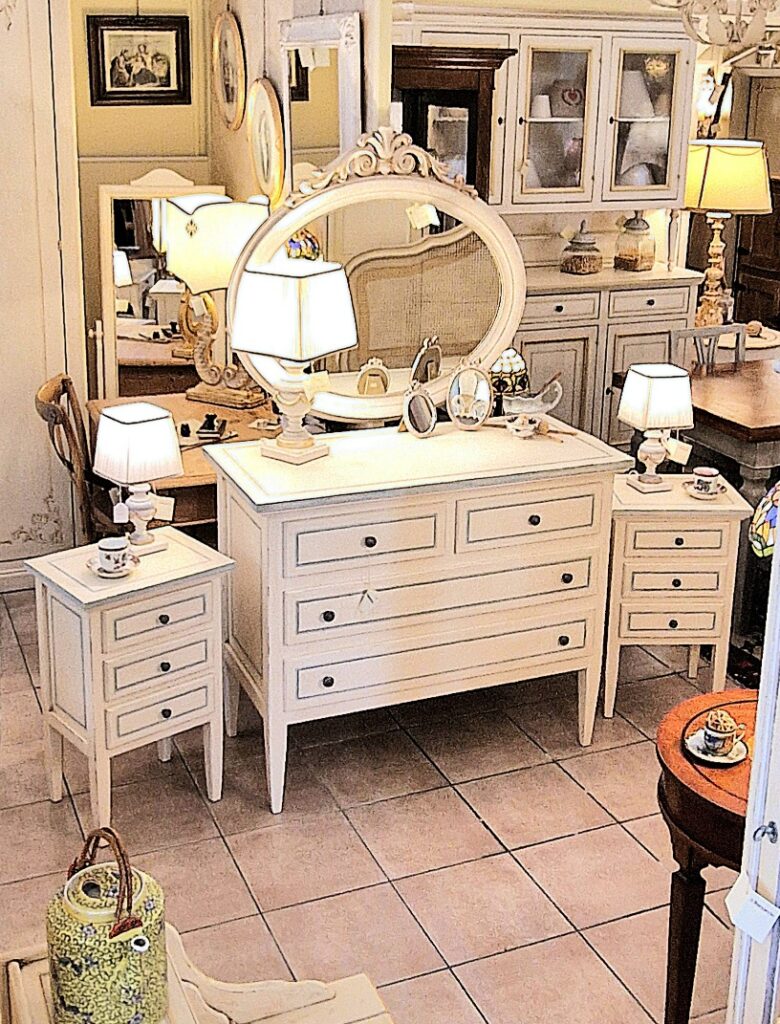 Comò e comodini in legno di tiglio Luigi XVI laccati a mano. Arredamento classico contemporaneo Siena e Firenze.