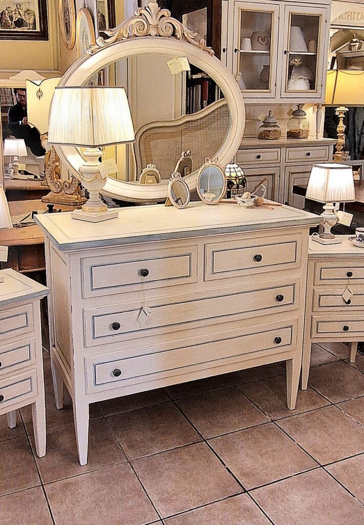 Comò in legno di tiglio Luigi XVI laccato a mano. Arredamento classico contemporaneo Siena e Firenze.