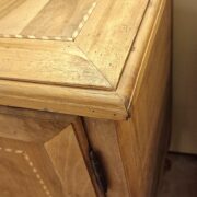 Credenza Toscana metà '800 in legno di noce con filetti intarsiati chiaroscuro. Mobili antichi Siena e Firenze (9)