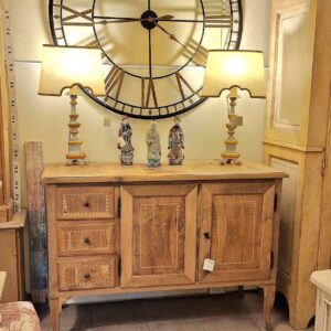 Credenza Toscana metà '800 in legno di noce con filetti intarsiati chiaroscuro. Mobili antichi Siena e Firenze.