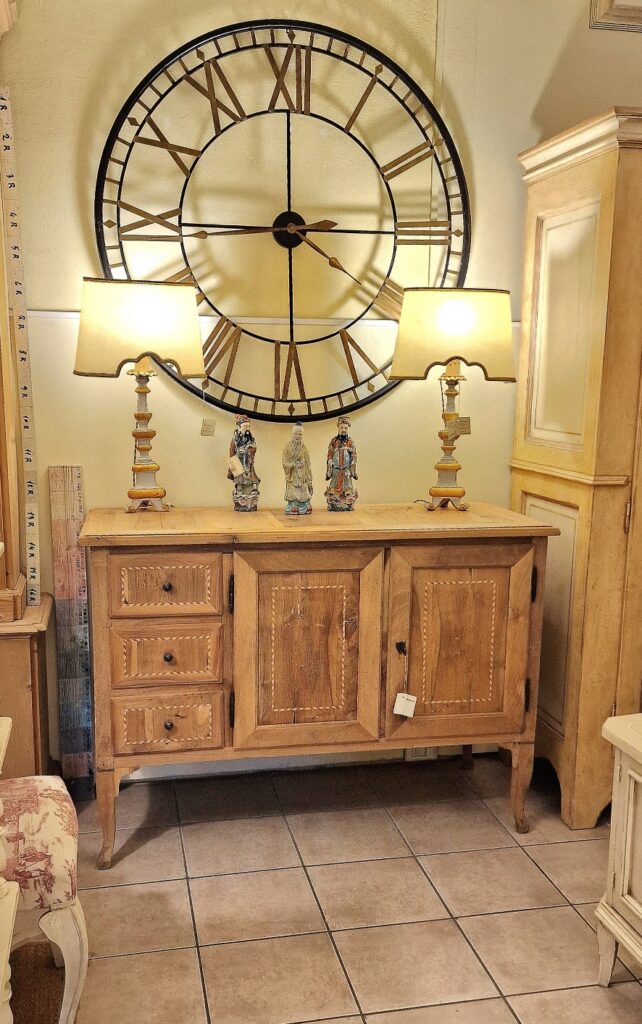 Credenza Toscana metà '800 in legno di noce con filetti intarsiati chiaroscuro. Mobili antichi Siena e Firenze.