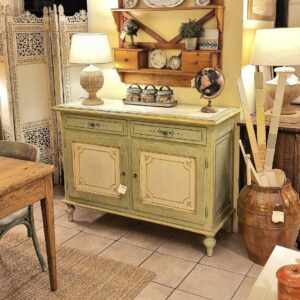 Credenza in legno di tiglio a due ante e due cassetti laccata a mano. Arredamento classico contemporaneo Siena e Firenze.