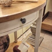 Tavolino ovale in legno di tiglio massello bicolore laccato anticato. Arredamento classico contemporaneo Siena e Firenze (3)