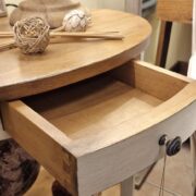 Tavolino ovale in legno di tiglio massello bicolore laccato anticato. Arredamento classico contemporaneo Siena e Firenze (4)