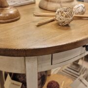 Tavolino ovale in legno di tiglio massello bicolore laccato anticato. Arredamento classico contemporaneo Siena e Firenze (5)