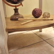 Tavolino ovale in legno di tiglio massello bicolore laccato anticato. Arredamento classico contemporaneo Siena e Firenze (7)