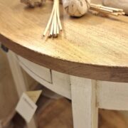 Tavolino ovale in legno di tiglio massello bicolore laccato anticato. Arredamento classico contemporaneo Siena e Firenze (8)