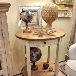 Tavolino ovale in legno di tiglio massello bicolore laccato anticato. Arredamento classico contemporaneo Siena e Firenze.
