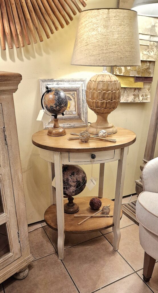 Tavolino ovale in legno di tiglio massello bicolore laccato anticato. Arredamento classico contemporaneo Siena e Firenze.