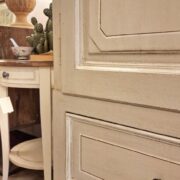 Armadio Toscano antico in legno di abete laccato anticato a mano grigio tortora chiaro. Mobili antichi Siena e Firenze (2)