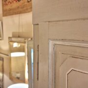 Armadio Toscano antico in legno di abete laccato anticato a mano grigio tortora chiaro. Mobili antichi Siena e Firenze (4)