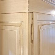 Armadio Toscano antico in legno di abete laccato anticato a mano grigio tortora chiaro. Mobili antichi Siena e Firenze (5)