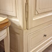 Armadio Toscano antico in legno di abete laccato anticato a mano grigio tortora chiaro. Mobili antichi Siena e Firenze (6)
