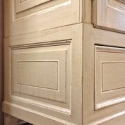 Armadio Toscano antico in legno di abete laccato anticato a mano grigio tortora chiaro. Mobili antichi Siena e Firenze (7)